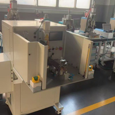 Aŭtomatigita Dratjungilaro Premante Maŝinon